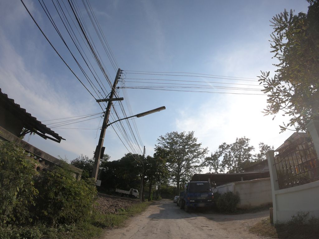 ภาพถนนตรงที่ สีฟ้า Salon ตั้งอยู่ ถ่ายโดย chanuwath_grab พ.ศ. 2562 (2019) · A street-level view of where สีฟ้า Salon stands, by chanuwath_grab in 2562 (2019)