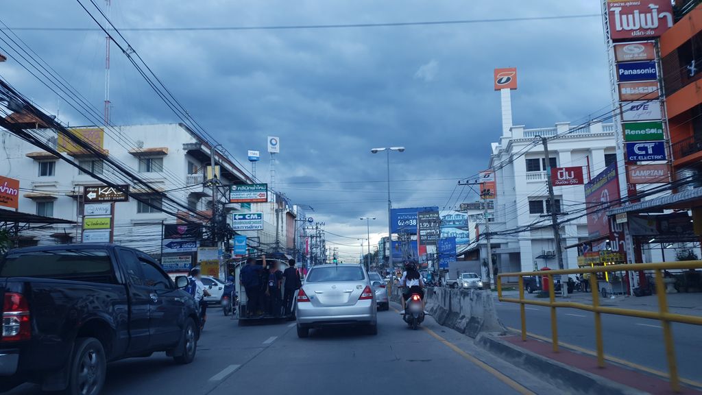 ภาพถนนตรงที่ ร้านข้าวมันไก่เจ๊หยก ตั้งอยู่ ถ่ายโดย silamanee พ.ศ. 2561 (2018) · A street-level view of where ร้านข้าวมันไก่เจ๊หยก · Ran Khao Man Kai Che Yok stands, by silamanee in 2561 (2018)