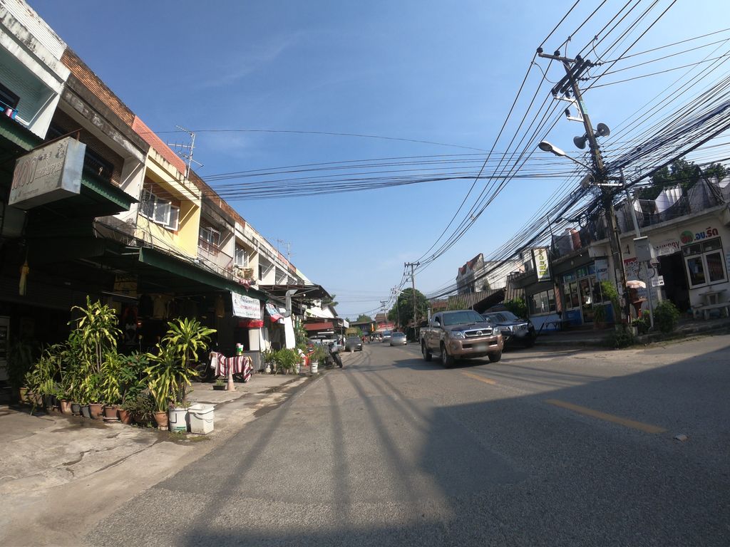 ภาพถนนตรงที่ Pm เสื้อยืดมือสอง ตั้งอยู่ ถ่ายโดย chanuwath_grab พ.ศ. 2562 (2019) · A street-level view of where Pm เสื้อยืดมือสอง · Pm Sueaida Muetong stands, by chanuwath_grab in 2562 (2019)