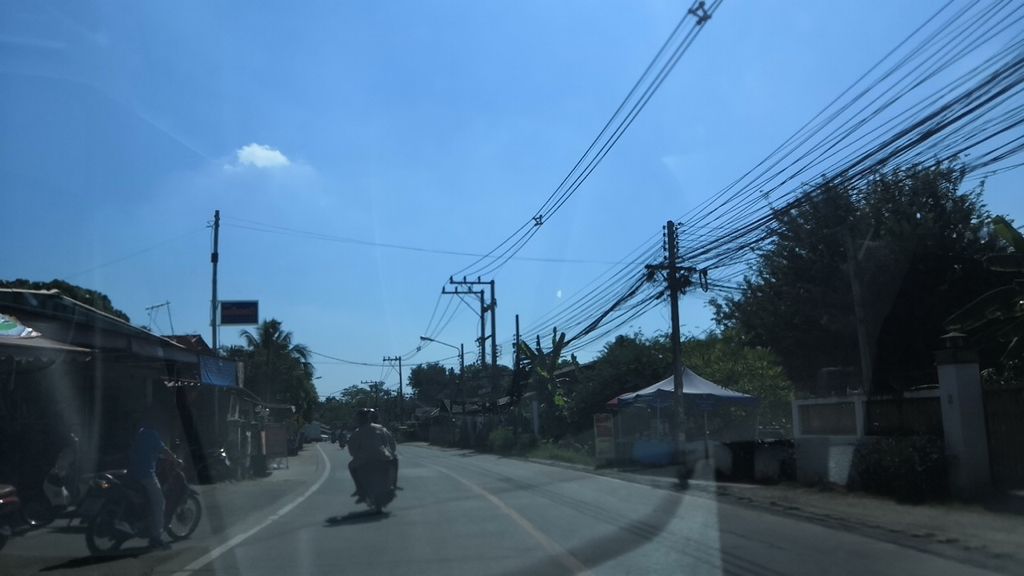 ภาพถนนตรงที่ อธิษฐาน วิลล่า ตั้งอยู่ ถ่ายโดย charlesano พ.ศ. 2561 (2018) · A street-level view of where อธิษฐาน วิลล่า · Athitthan Villa stands, by charlesano in 2561 (2018)