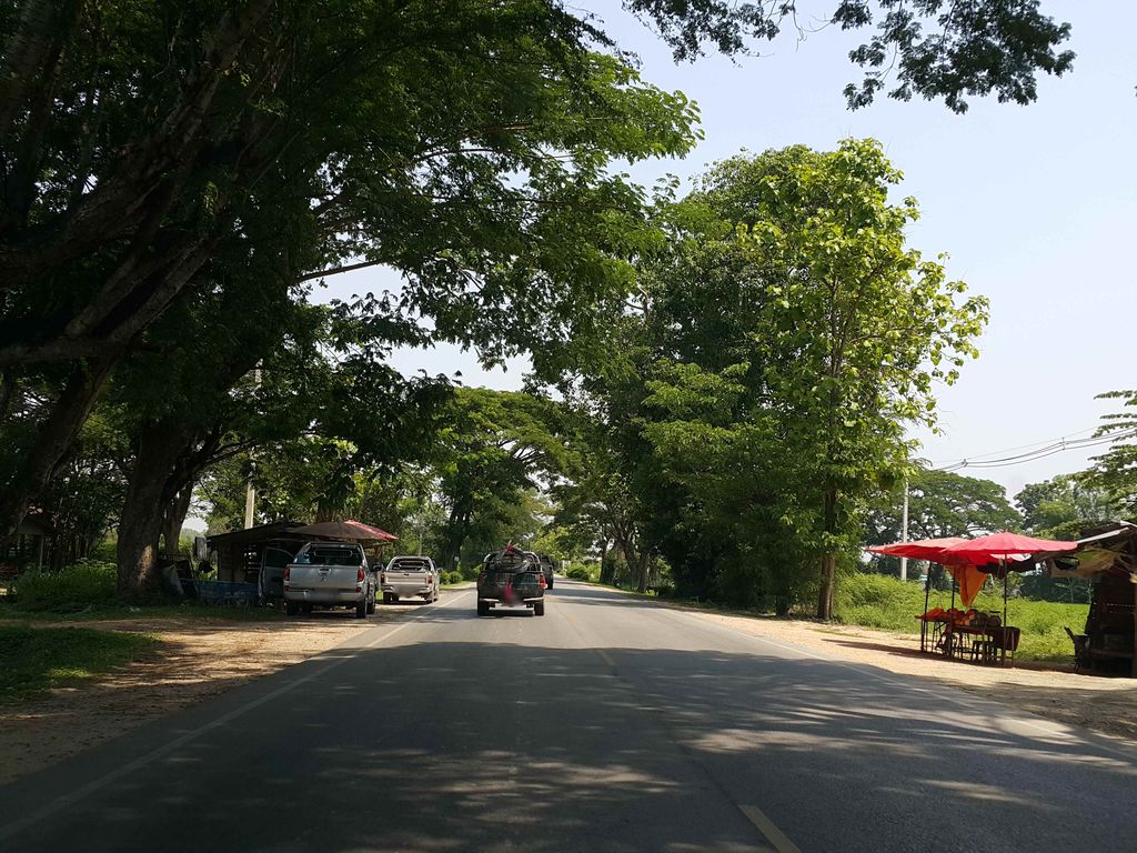 ภาพถนนตรงที่ ก๋วยเตี๋ยวซอย 9 ตั้งอยู่ ถ่ายโดย jrcarlsen พ.ศ. 2558 (2015) · A street-level view of where ก๋วยเตี๋ยวซอย 9 · Kuaitiao Soi 9 stands, by jrcarlsen in 2558 (2015)