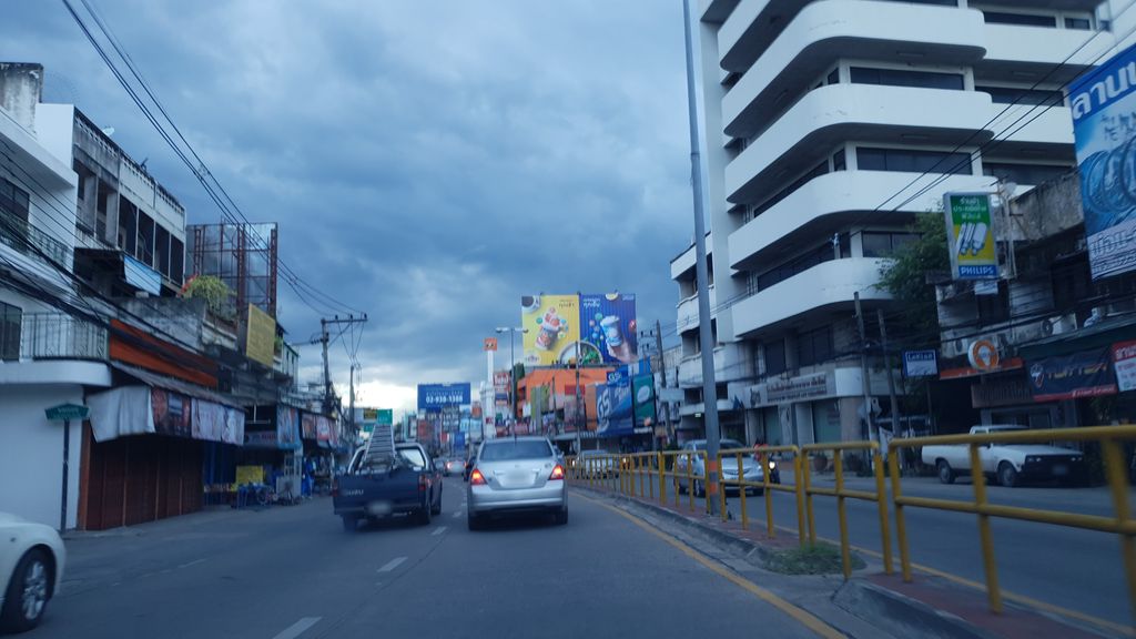 ภาพถนนตรงที่ Kerry Express ตั้งอยู่ ถ่ายโดย silamanee พ.ศ. 2561 (2018) · A street-level view of where Kerry Express stands, by silamanee in 2561 (2018)