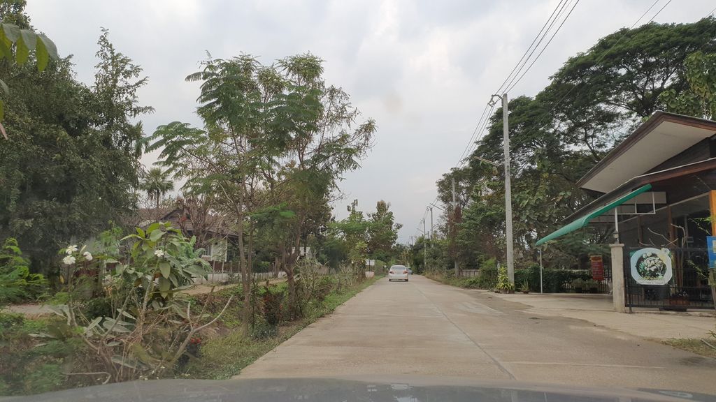 ภาพถนนตรงที่ ก๋วยเตี๋ยวเรือบ้านครู ตั้งอยู่ ถ่ายโดย jrcarlsen พ.ศ. 2565 (2022) · A street-level view of where ก๋วยเตี๋ยวเรือบ้านครู · Kuai Tiaoruea Ban Khru stands, by jrcarlsen in 2565 (2022)