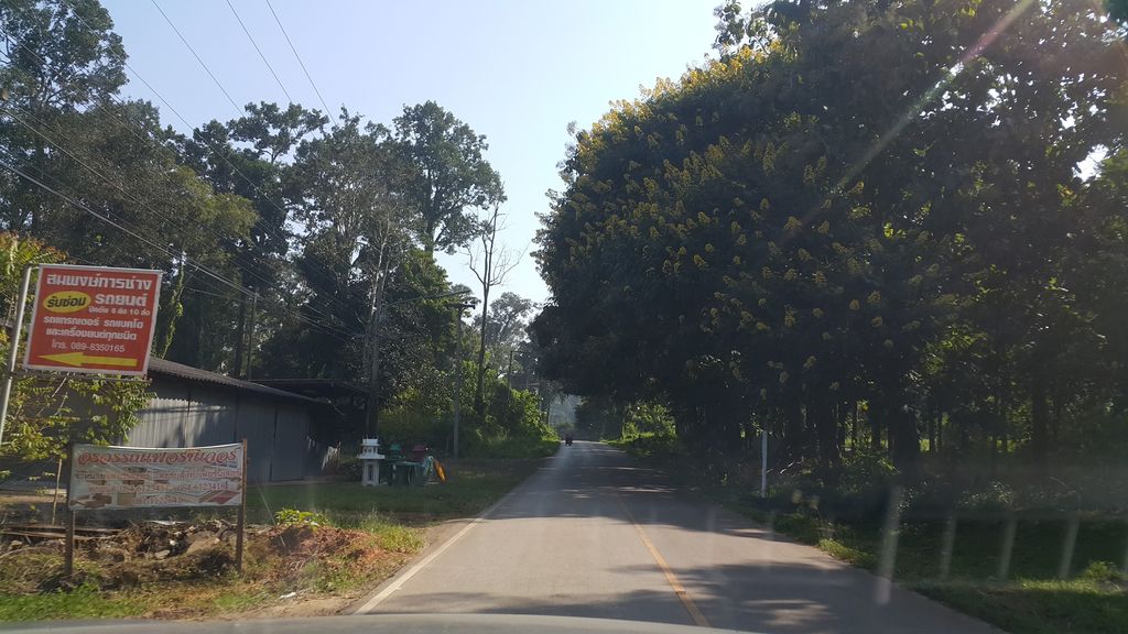 ภาพถนนตรงที่ สมพงษ์ การช่าง ตั้งอยู่ ถ่ายโดย jrcarlsen พ.ศ. 2560 (2017) · A street-level view of where สมพงษ์ การช่าง · Samaphong Kanchang stands, by jrcarlsen in 2560 (2017)