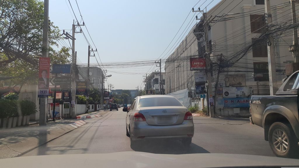 ภาพถนนตรงที่ 5°C bar เบียร์วุ้น เชียงใหม่ ตั้งอยู่ ถ่ายโดย jrcarlsen พ.ศ. 2566 (2023) · A street-level view of where 5°C bar เบียร์วุ้น เชียงใหม่ stands, by jrcarlsen in 2566 (2023)