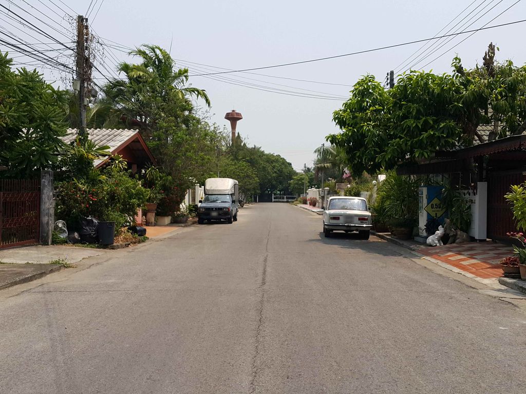 ภาพถนนตรงที่ บ้านพักใจ หนองหอย ศูนย์ดูแลผู้สูงอายุและผู้ป่วย ตั้งอยู่ ถ่ายโดย jrcarlsen พ.ศ. 2558 (2015) · A street-level view of where บ้านพักใจ หนองหอย ศูนย์ดูแลผู้สูงอายุและผู้ป่วย · Chai Nong Hoi Sun Dulae Phusungai Lae Phupuai Guest house stands, by jrcarlsen in 2558 (2015)