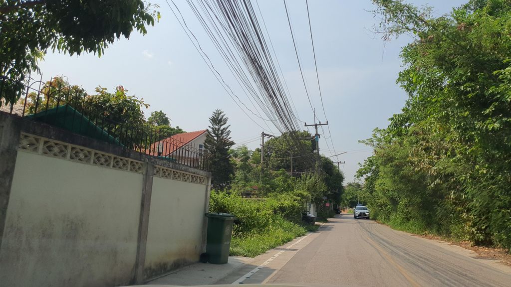 ภาพถนนตรงที่ studio ABBY ตั้งอยู่ ถ่ายโดย jrcarlsen พ.ศ. 2565 (2022) · A street-level view of where studio ABBY stands, by jrcarlsen in 2565 (2022)
