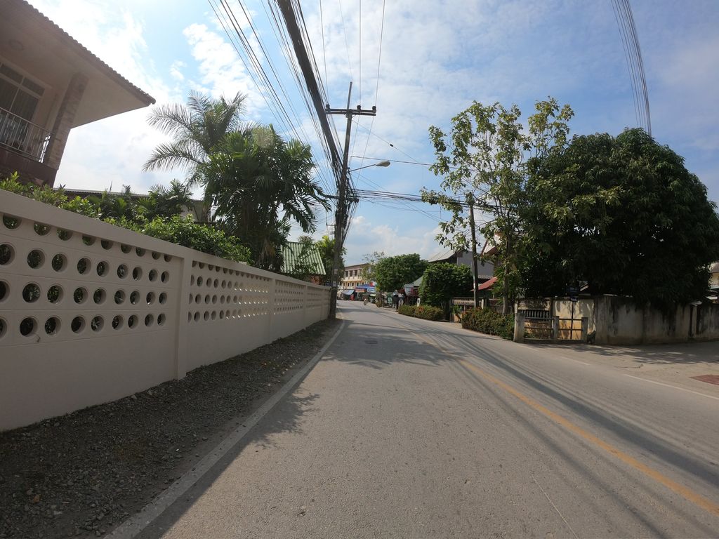 ภาพถนนตรงที่ สเต็กเมืองลิง ตั้งอยู่ ถ่ายโดย chanuwath_grab พ.ศ. 2562 (2019) · A street-level view of where สเต็กเมืองลิง · Steak Mueang Ling stands, by chanuwath_grab in 2562 (2019)