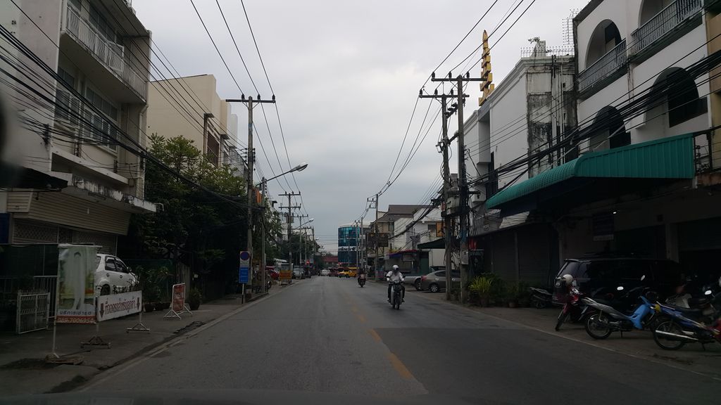 ภาพถนนตรงที่ Baan Nai Soi Mini Hotel ตั้งอยู่ ถ่ายโดย jrcarlsen พ.ศ. 2559 (2016) · A street-level view of where Baan Nai Soi Mini Hotel stands, by jrcarlsen in 2559 (2016)