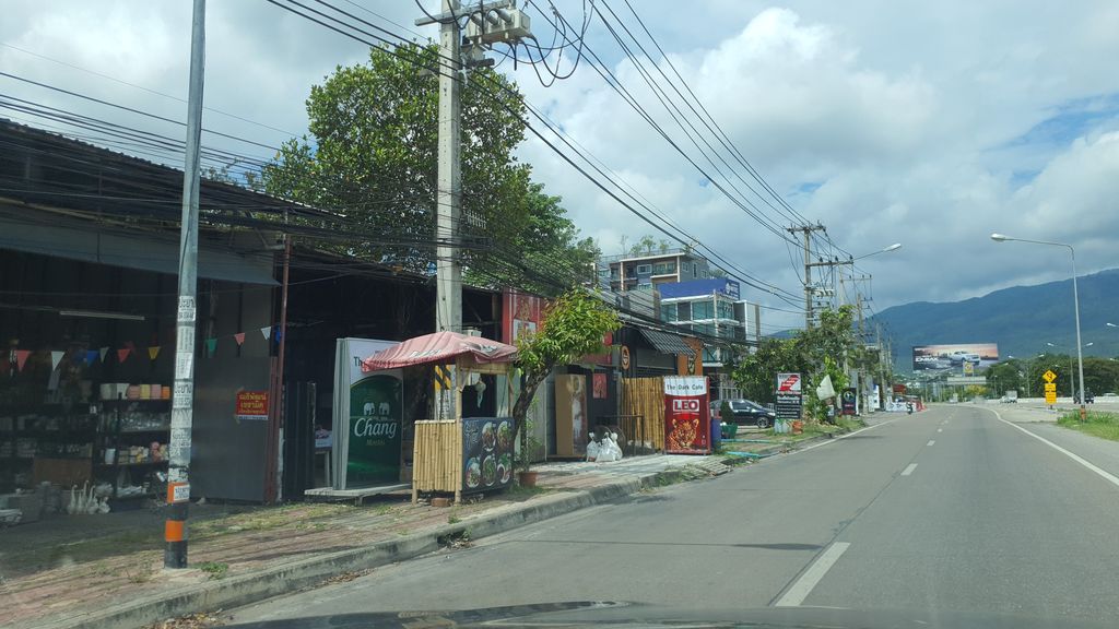 ภาพถนนตรงที่ เชียงใหม่เซรามิค ตั้งอยู่ ถ่ายโดย jrcarlsen พ.ศ. 2564 (2021) · A street-level view of where เชียงใหม่เซรามิค · Chiang Mai Seramik stands, by jrcarlsen in 2564 (2021)