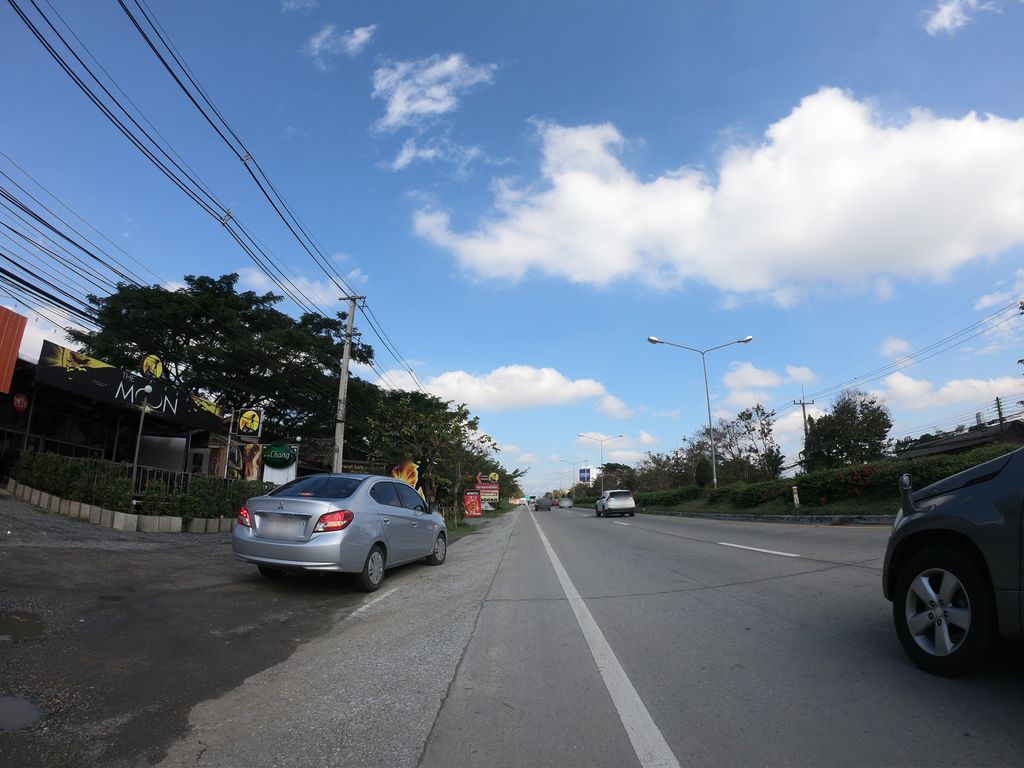 ภาพถนนตรงที่ TheMoon Cmx ตั้งอยู่ ถ่ายโดย chanuwath_grab พ.ศ. 2562 (2019) · A street-level view of where TheMoon Cmx stands, by chanuwath_grab in 2562 (2019)