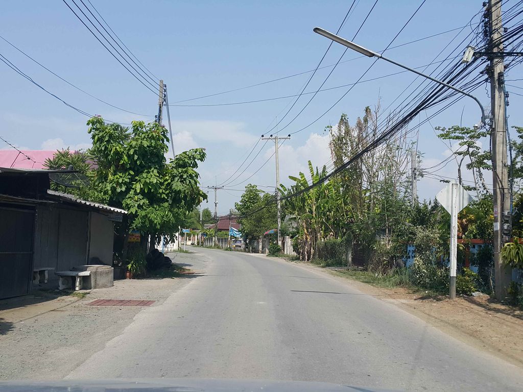 ภาพถนนตรงที่ Club In Park.ชมรมสุขภาพ แม่ปูคา ตั้งอยู่ ถ่ายโดย jrcarlsen พ.ศ. 2558 (2015) · A street-level view of where Club In Park.ชมรมสุขภาพ แม่ปูคา stands, by jrcarlsen in 2558 (2015)