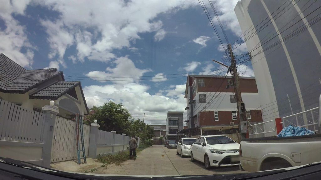 ภาพถนนตรงที่ มงฟอร์ตอพาร์ทเม้นท์ ตั้งอยู่ ถ่ายโดย kaart_3 พ.ศ. 2562 (2019) · A street-level view of where มงฟอร์ตอพาร์ทเม้นท์ · Montfort Apartment stands, by kaart_3 in 2562 (2019)