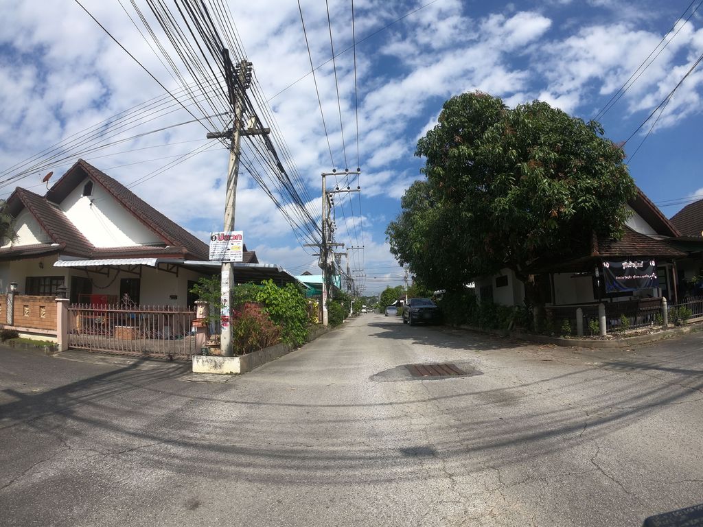 ภาพถนนตรงที่ เก่ง-กิ๊ฟ ก๋วยเตี๋ยวบ้านน้อยซอยลึกสาขา1ดอยคำ ตั้งอยู่ ถ่ายโดย chanuwath_grab พ.ศ. 2562 (2019) · A street-level view of where เก่ง-กิ๊ฟ ก๋วยเตี๋ยวบ้านน้อยซอยลึกสาขา1ดอยคำ · Keng-kip Kuaitiao Ban Noi Soi Luek Sakha1doi Kham stands, by chanuwath_grab in 2562 (2019)