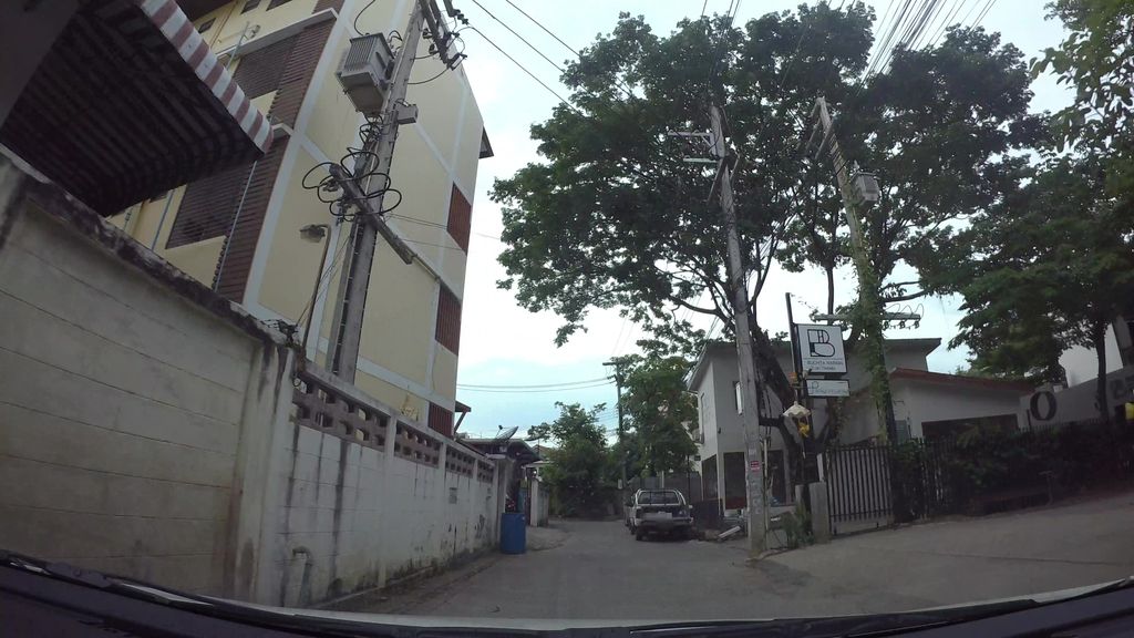 ภาพถนนตรงที่ Buchita Nimman ตั้งอยู่ ถ่ายโดย kaart_3 พ.ศ. 2562 (2019) · A street-level view of where Buchita Nimman stands, by kaart_3 in 2562 (2019)