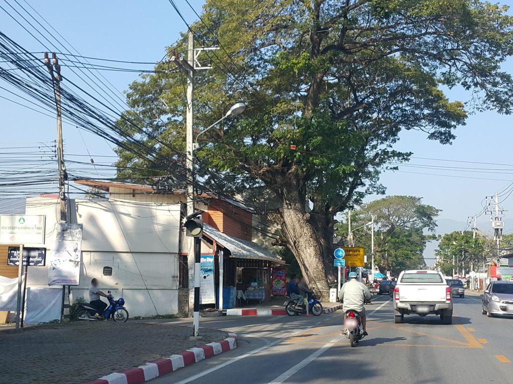 ภาพถนนตรงที่ ขนมหวานอุดมมิตร ตั้งอยู่ ถ่ายโดย jrcarlsen พ.ศ. 2559 (2016) · A street-level view of where ขนมหวานอุดมมิตร · Khanomwan Utmamit stands, by jrcarlsen in 2559 (2016)