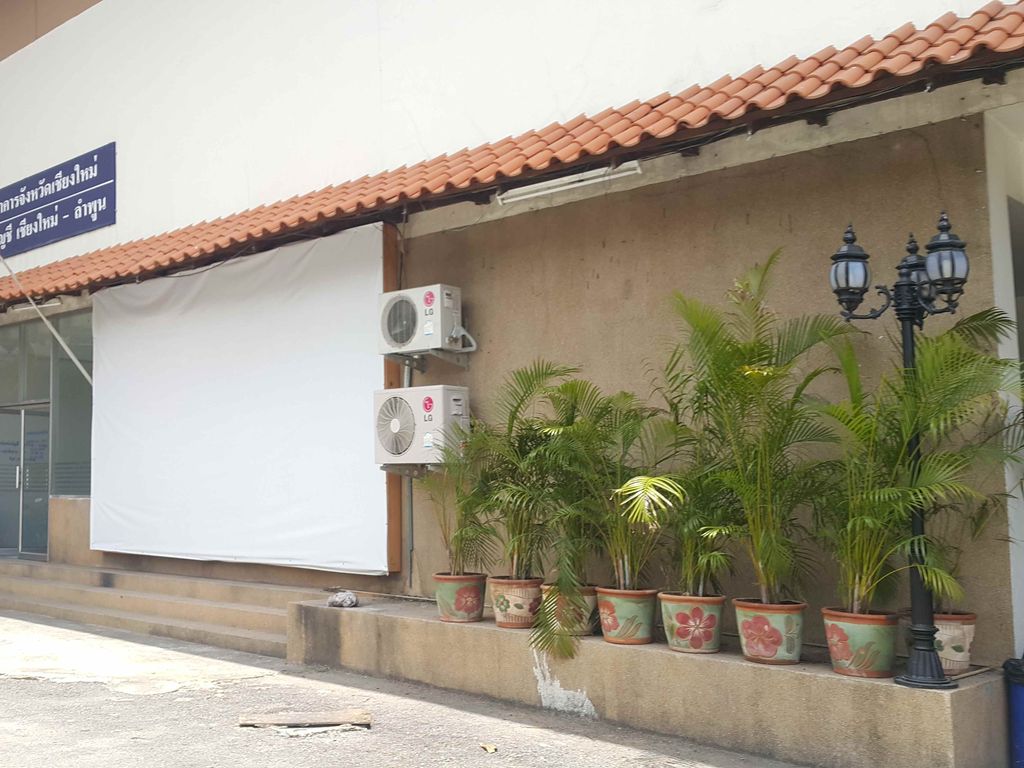 ภาพถนนตรงที่ The Family Hotel ตั้งอยู่ ถ่ายโดย jrcarlsen พ.ศ. 2558 (2015) · A street-level view of where The Family Hotel stands, by jrcarlsen in 2558 (2015)