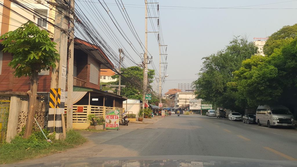 ภาพถนนตรงที่ ดอกอัญชัน นวดเพื่อสุขภาพ ตั้งอยู่ ถ่ายโดย jrcarlsen พ.ศ. 2565 (2022) · A street-level view of where ดอกอัญชัน นวดเพื่อสุขภาพ · Dokanchan Nuat Phueasukphap stands, by jrcarlsen in 2565 (2022)