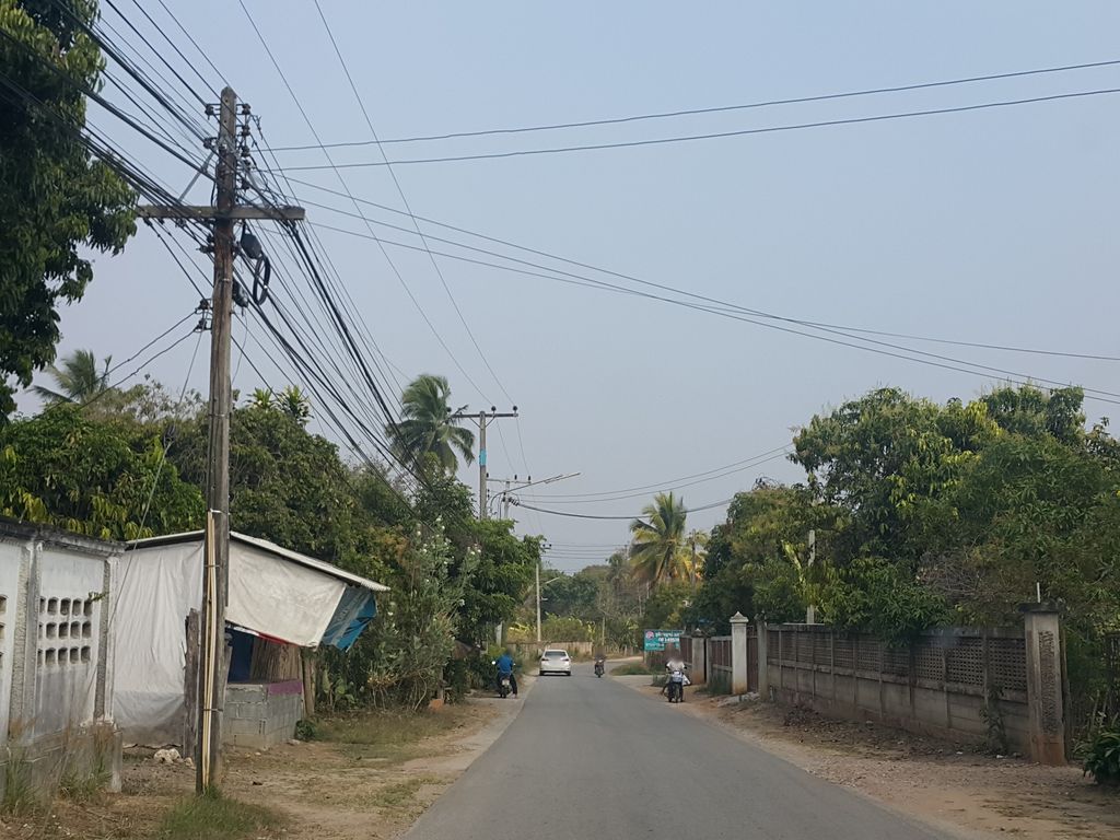 ภาพถนนตรงที่ ภุมรินฟาร์มผึ้ง ตั้งอยู่ ถ่ายโดย jrcarlsen พ.ศ. 2559 (2016) · A street-level view of where ภุมรินฟาร์มผึ้ง · Phum Rin Farm Phueng stands, by jrcarlsen in 2559 (2016)