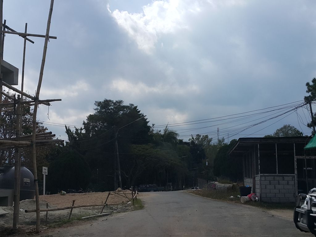 ภาพถนนตรงที่ สถานีตำรวจภูธรอมก๋อย จังหวัดเชียงใหม่ Omkoi Police ตั้งอยู่ ถ่ายโดย jrcarlsen พ.ศ. 2558 (2015) · A street-level view of where สถานีตำรวจภูธรอมก๋อย จังหวัดเชียงใหม่ Omkoi Police stands, by jrcarlsen in 2558 (2015)