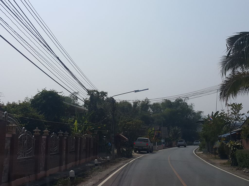 ภาพถนนตรงที่ มิตรดำเนิน ณ แม่ริม ตั้งอยู่ ถ่ายโดย jrcarlsen พ.ศ. 2559 (2016) · A street-level view of where มิตรดำเนิน ณ แม่ริม · Mitradamnoen Na Mae Rim stands, by jrcarlsen in 2559 (2016)