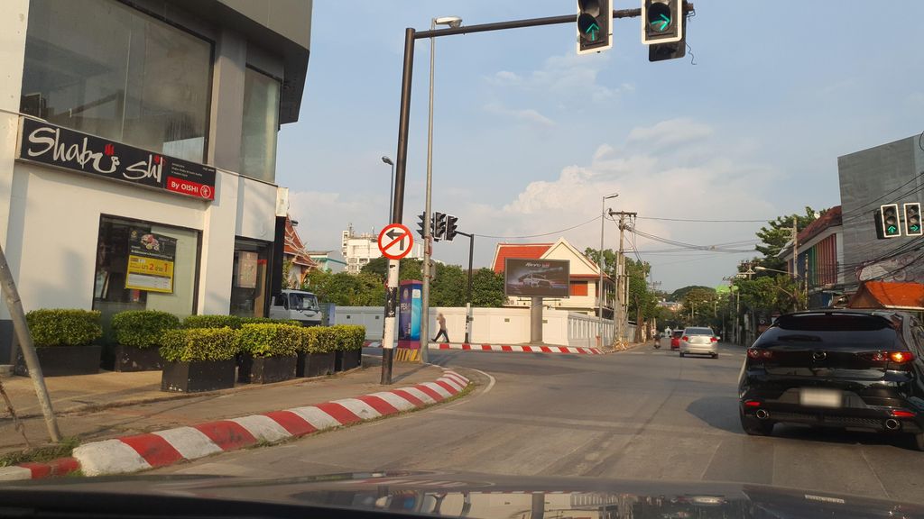 ภาพถนนตรงที่ หม่าล่าหมูจุ่มเบียร์วุ้นสาขา2 - ฮ่าว เซียน ซือ ช่วนช่วนเซียน ตั้งอยู่ ถ่ายโดย jrcarlsen พ.ศ. 2564 (2021) · A street-level view of where หม่าล่าหมูจุ่มเบียร์วุ้นสาขา2 - ฮ่าว เซียน ซือ ช่วนช่วนเซียน · Mala Muchum Beer Wun Sakha2 - Hao Sian Sue Chuanchuan Sian stands, by jrcarlsen in 2564 (2021)