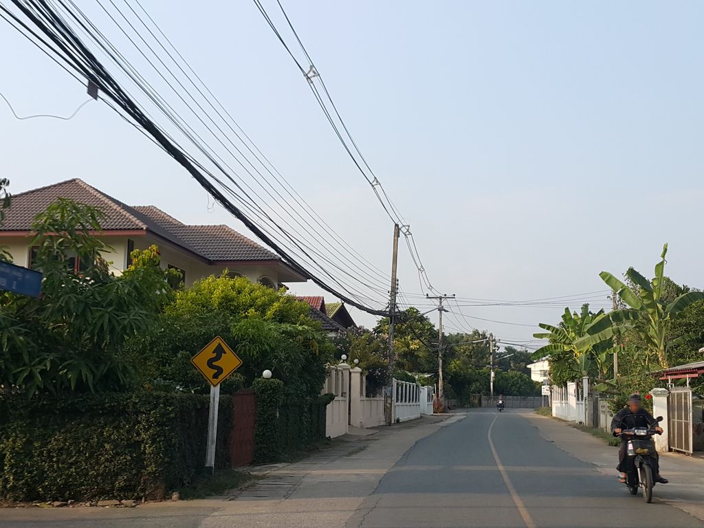 ภาพถนนตรงที่ ก๋วยเตี๋ยวป้าบึก ตั้งอยู่ ถ่ายโดย jrcarlsen พ.ศ. 2558 (2015) · A street-level view of where ก๋วยเตี๋ยวป้าบึก · Kuaitiao Pa Buek stands, by jrcarlsen in 2558 (2015)