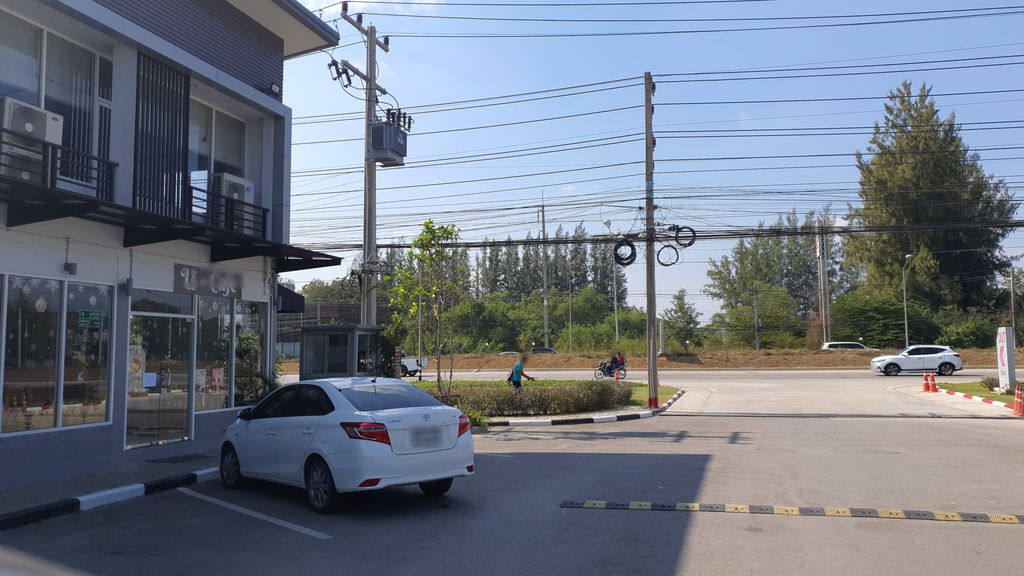 ภาพถนนตรงที่ Fiam cafe ตั้งอยู่ ถ่ายโดย jrcarlsen พ.ศ. 2564 (2021) · A street-level view of where Fiam cafe stands, by jrcarlsen in 2564 (2021)