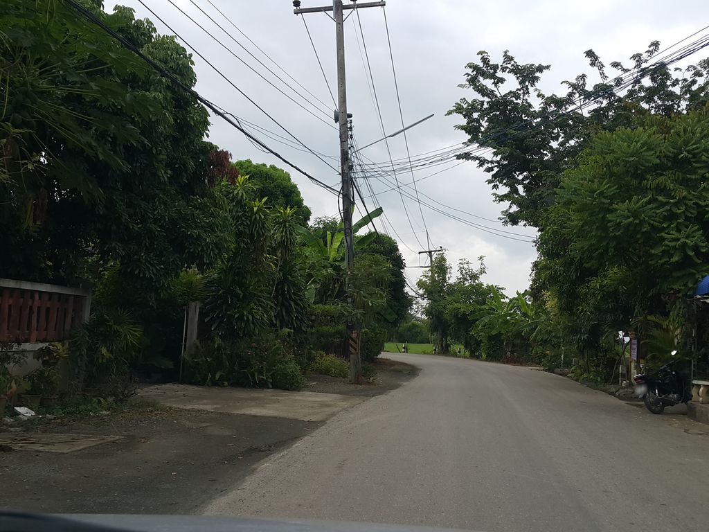 ภาพถนนตรงที่ สุรัตน์ เกศาราตรี ตั้งอยู่ ถ่ายโดย jrcarlsen พ.ศ. 2558 (2015) · A street-level view of where สุรัตน์ เกศาราตรี · Surat Kesaratri stands, by jrcarlsen in 2558 (2015)