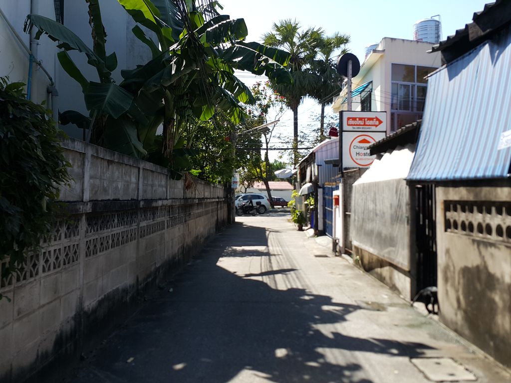 ภาพถนนตรงที่ ร้านอาหาร ต้มไข่ปลา ตั้งอยู่ ถ่ายโดย jrcarlsen พ.ศ. 2558 (2015) · A street-level view of where ร้านอาหาร ต้มไข่ปลา · Tomkhaipla Restaurant stands, by jrcarlsen in 2558 (2015)