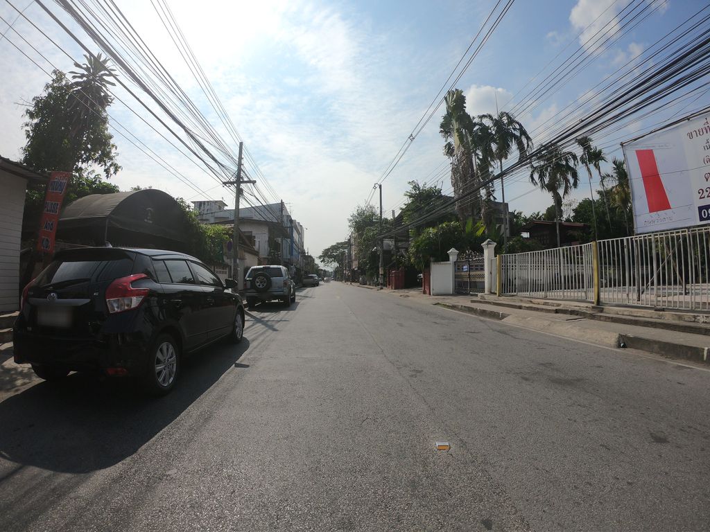 ภาพถนนตรงที่ Baan Sakyant Chiang Mai ตั้งอยู่ ถ่ายโดย chanuwath_grab พ.ศ. 2562 (2019) · A street-level view of where Baan Sakyant Chiang Mai stands, by chanuwath_grab in 2562 (2019)