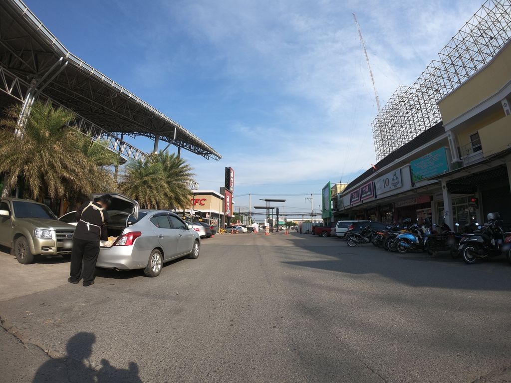 ภาพถนนตรงที่ Kerry Express สาขารวมโชคมอลล์ ตั้งอยู่ ถ่ายโดย chanuwath_grab พ.ศ. 2562 (2019) · A street-level view of where Kerry Express สาขารวมโชคมอลล์ stands, by chanuwath_grab in 2562 (2019)