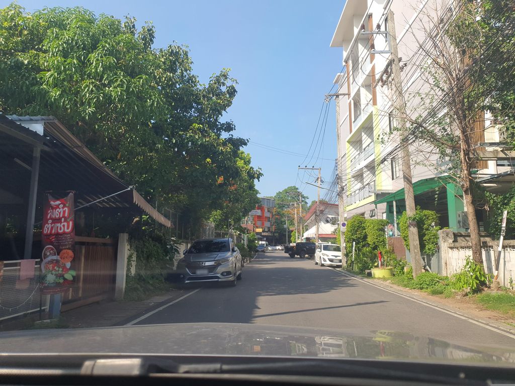 ภาพถนนตรงที่ OEG Chiang Mai ตั้งอยู่ ถ่ายโดย jrcarlsen พ.ศ. 2566 (2023) · A street-level view of where OEG Chiang Mai stands, by jrcarlsen in 2566 (2023)