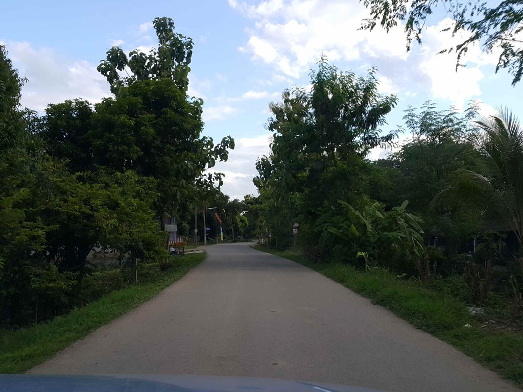 ภาพถนนตรงที่ ตำฮิมเหมือง ตั้งอยู่ ถ่ายโดย jrcarlsen พ.ศ. 2558 (2015) · A street-level view of where ตำฮิมเหมือง · Tamhimmueang stands, by jrcarlsen in 2558 (2015)