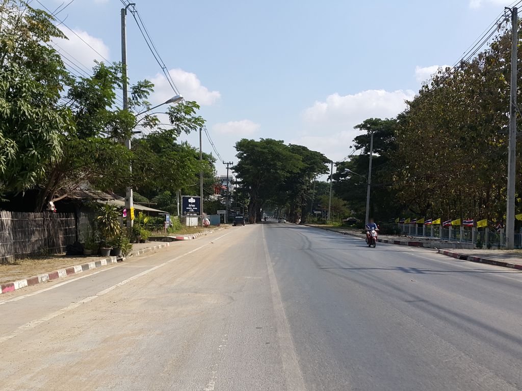 ภาพถนนตรงที่ สยามลานทรายเชียงใหม่ ตั้งอยู่ ถ่ายโดย jrcarlsen พ.ศ. 2557 (2014) · A street-level view of where สยามลานทรายเชียงใหม่ · Sayam Lan Sai Chiang Mai stands, by jrcarlsen in 2557 (2014)