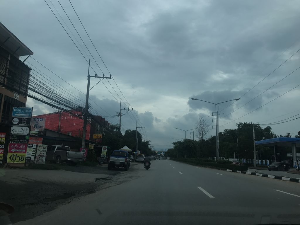 ภาพถนนตรงที่ ร้านยาเชียงใหม่ Drugstore.CNX ตั้งอยู่ ถ่ายโดย prasert พ.ศ. 2561 (2018) · A street-level view of where ร้านยาเชียงใหม่ Drugstore.CNX stands, by prasert in 2561 (2018)