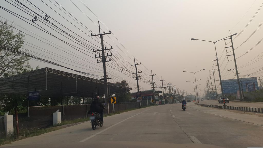 ภาพถนนตรงที่ รถมือสองรถบ้าน ถูกและดี ตั้งอยู่ ถ่ายโดย jrcarlsen พ.ศ. 2566 (2023) · A street-level view of where รถมือสองรถบ้าน ถูกและดี · Rotmuetong Rotban Thuklaedi stands, by jrcarlsen in 2566 (2023)
