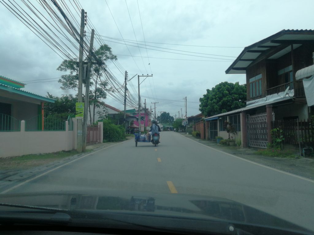 ภาพถนนตรงที่ บุรีรัมย์ ตำแซ่บ ตั้งอยู่ ถ่ายโดย chanon พ.ศ. 2561 (2018) · A street-level view of where บุรีรัมย์ ตำแซ่บ · Buriram Tamsaep stands, by chanon in 2561 (2018)