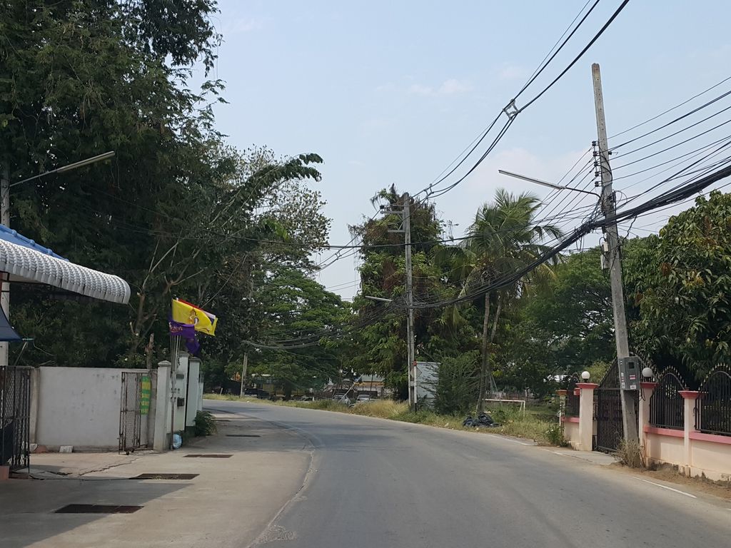ภาพถนนตรงที่ Suriyarclinic ตั้งอยู่ ถ่ายโดย jrcarlsen พ.ศ. 2559 (2016) · A street-level view of where Suriyarclinic stands, by jrcarlsen in 2559 (2016)