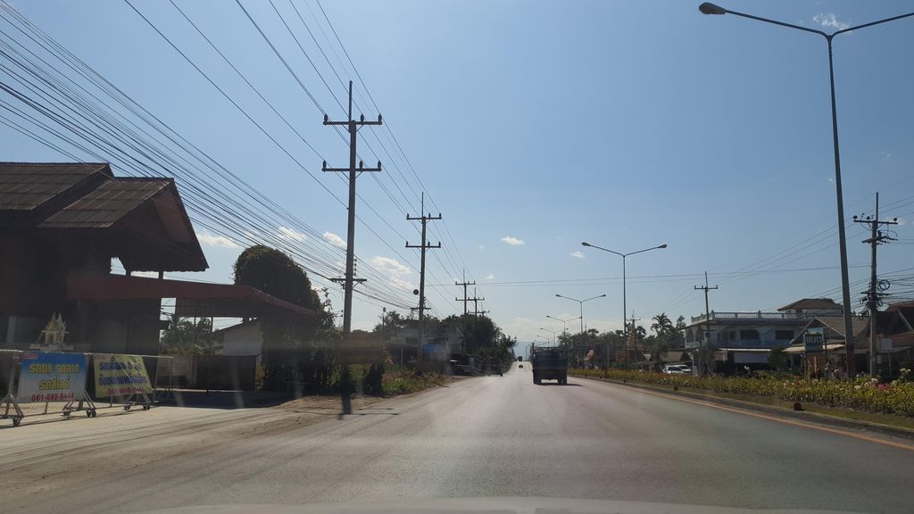 ภาพถนนตรงที่ โรงเรียนบ้านหัวข่วง Banhuakhang School ตั้งอยู่ ถ่ายโดย jrcarlsen พ.ศ. 2565 (2022) · A street-level view of where โรงเรียนบ้านหัวข่วง Banhuakhang School stands, by jrcarlsen in 2565 (2022)