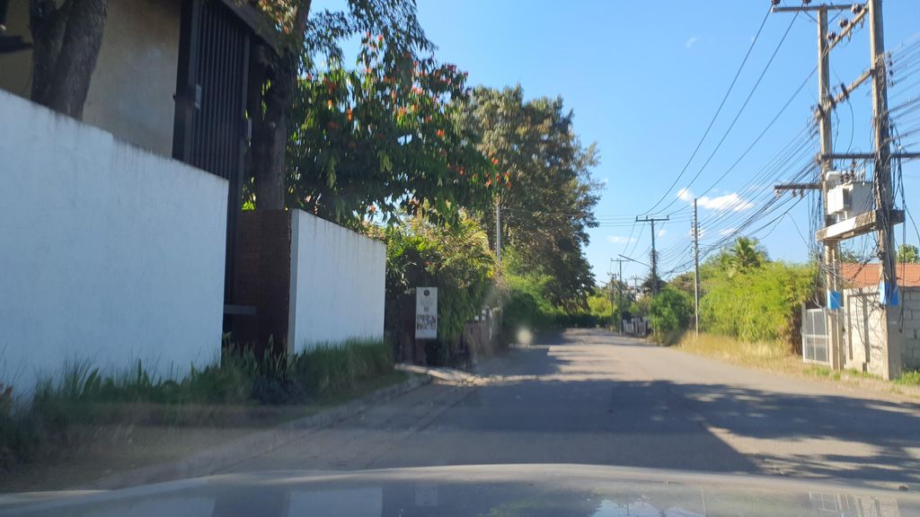 ภาพถนนตรงที่ At Leaf Villa ตั้งอยู่ ถ่ายโดย jrcarlsen พ.ศ. 2565 (2022) · A street-level view of where At Leaf Villa stands, by jrcarlsen in 2565 (2022)