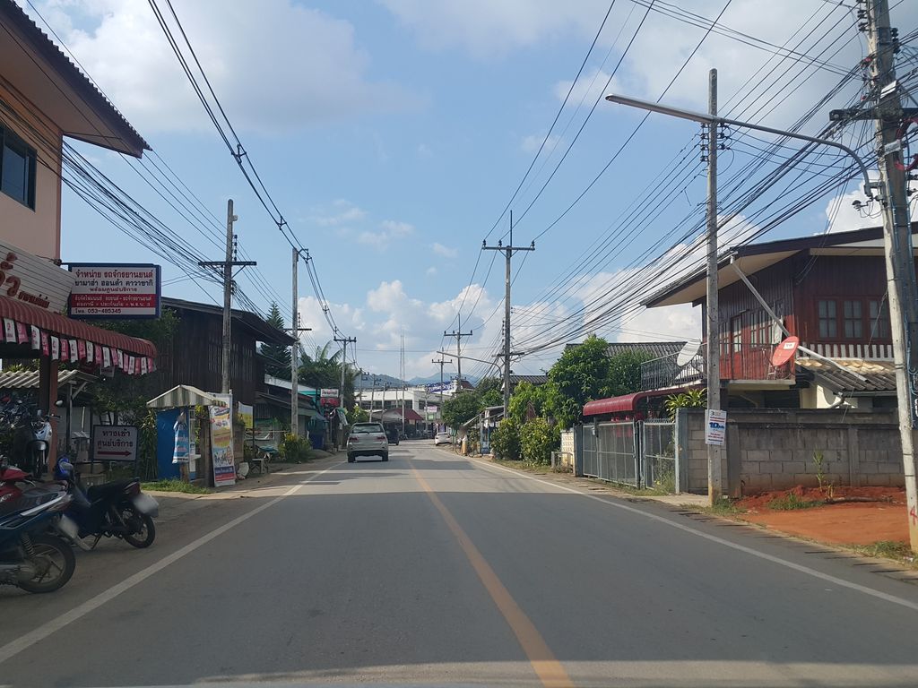 ภาพถนนตรงที่ โรงเรียนบ้านโม่งหลวง ตั้งอยู่ ถ่ายโดย jrcarlsen พ.ศ. 2558 (2015) · A street-level view of where โรงเรียนบ้านโม่งหลวง · Ban Mong Luang School stands, by jrcarlsen in 2558 (2015)