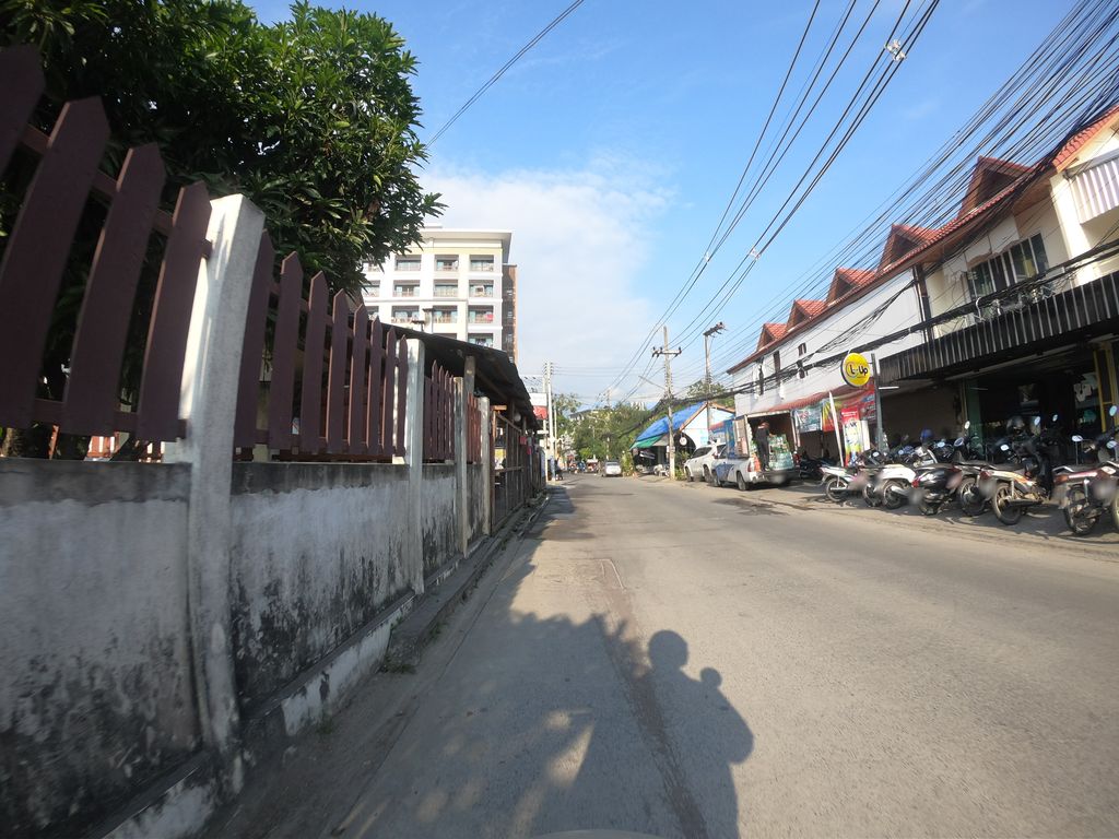 ภาพถนนตรงที่ ไฮไลท์วิตามินบาร์2 ตั้งอยู่ ถ่ายโดย chanuwath_grab พ.ศ. 2562 (2019) · A street-level view of where ไฮไลท์วิตามินบาร์2 · Hailai Witamin Bar2 stands, by chanuwath_grab in 2562 (2019)