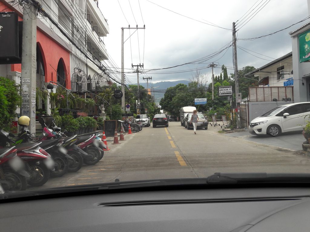 ภาพถนนตรงที่ Arch 39.17 the Camp Nimman ตั้งอยู่ ถ่ายโดย ratchaphat พ.ศ. 2561 (2018) · A street-level view of where Arch 39.17 the Camp Nimman stands, by ratchaphat in 2561 (2018)