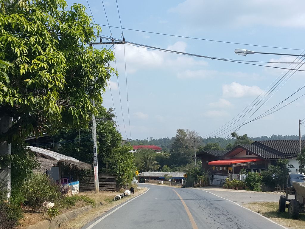 ภาพถนนตรงที่ พีออโต้ช็อปอมก๋อย ตั้งอยู่ ถ่ายโดย jrcarlsen พ.ศ. 2558 (2015) · A street-level view of where พีออโต้ช็อปอมก๋อย · Phi Auto Shop Omkoi stands, by jrcarlsen in 2558 (2015)