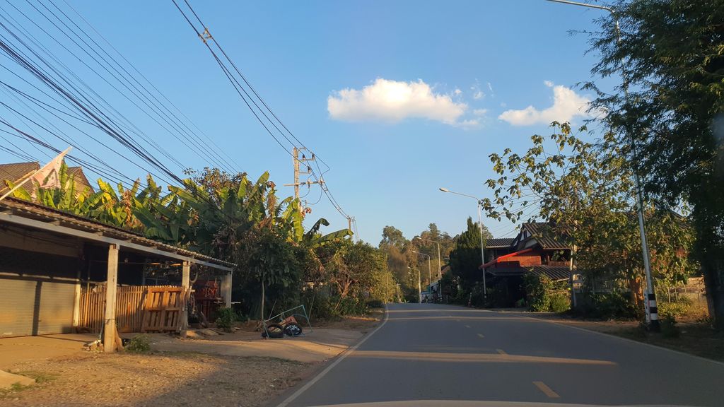 ภาพถนนตรงที่ ร้านหนานแดงเย็นตาโฟ ตั้งอยู่ ถ่ายโดย jrcarlsen พ.ศ. 2565 (2022) · A street-level view of where ร้านหนานแดงเย็นตาโฟ · Ran Nandaeng Yentafo stands, by jrcarlsen in 2565 (2022)