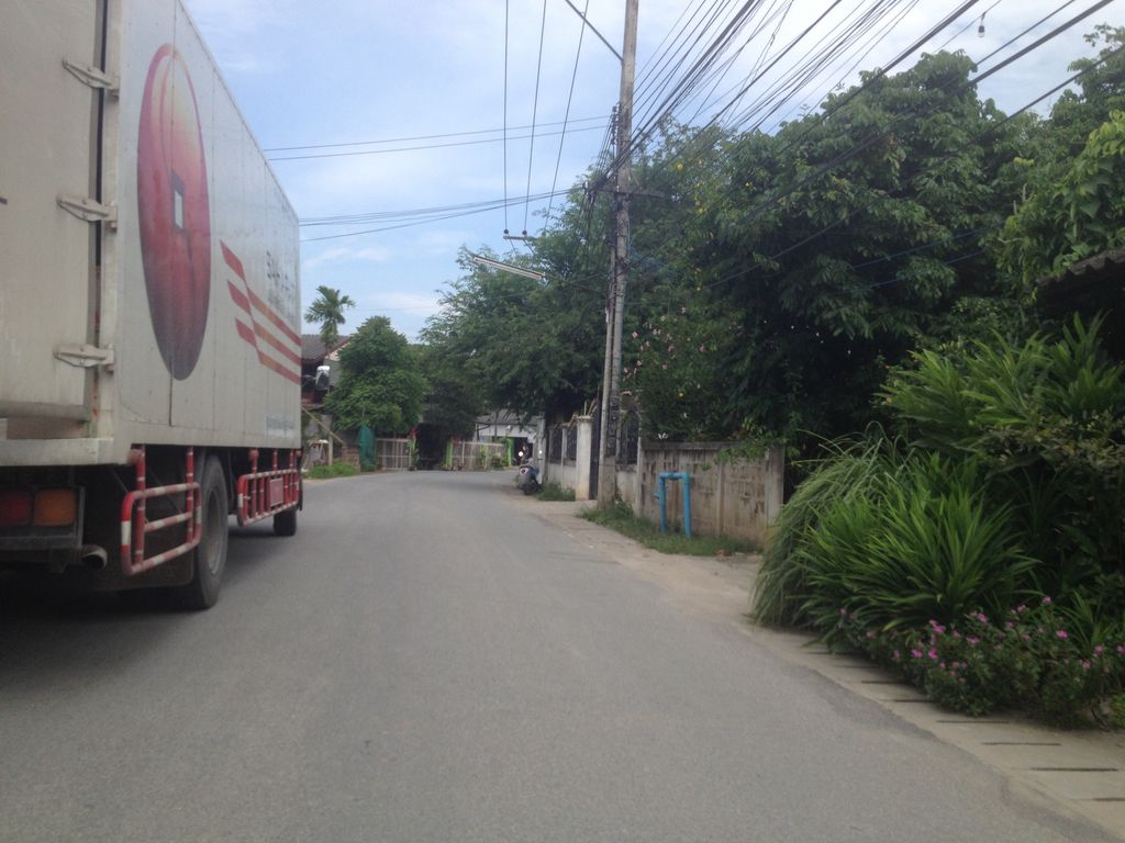 ภาพถนนตรงที่ ของแต่งบ้าน by BMA Decorate บ้านถวาย เชียงใหม่ ตั้งอยู่ ถ่ายโดย jimwatana พ.ศ. 2558 (2015) · A street-level view of where ของแต่งบ้าน by BMA Decorate บ้านถวาย เชียงใหม่ stands, by jimwatana in 2558 (2015)