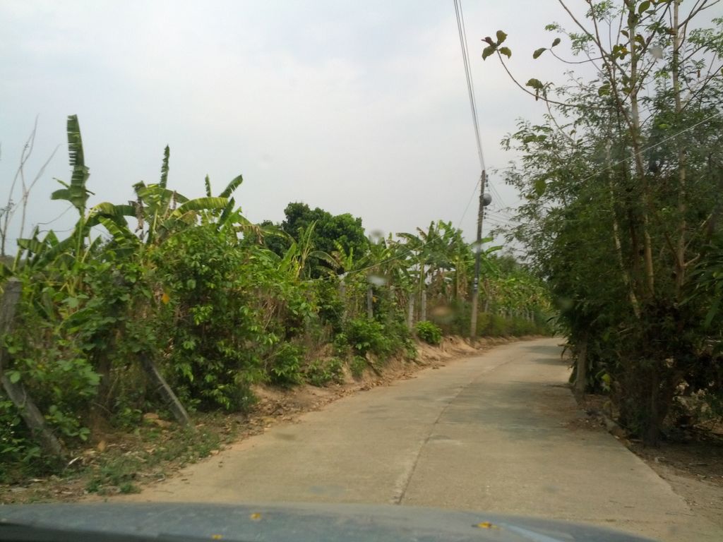 ภาพถนนตรงที่ อุ้มบิวตี้ ตั้งอยู่ ถ่ายโดย jrcarlsen พ.ศ. 2558 (2015) · A street-level view of where อุ้มบิวตี้ · Umbioti stands, by jrcarlsen in 2558 (2015)