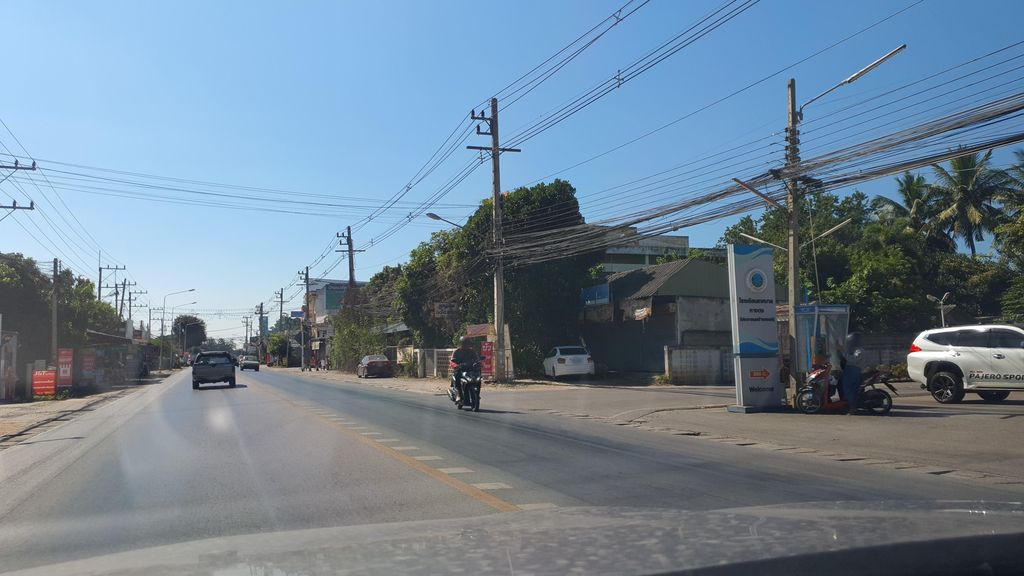 ภาพถนนตรงที่ ข้าวแกงลุงไทยเพชรบุรี สาขาหางดง ตั้งอยู่ ถ่ายโดย jrcarlsen พ.ศ. 2565 (2022) · A street-level view of where ข้าวแกงลุงไทยเพชรบุรี สาขาหางดง · Khaokaeng Lung Thai Phetchaburi Sakha Hang Dong stands, by jrcarlsen in 2565 (2022)