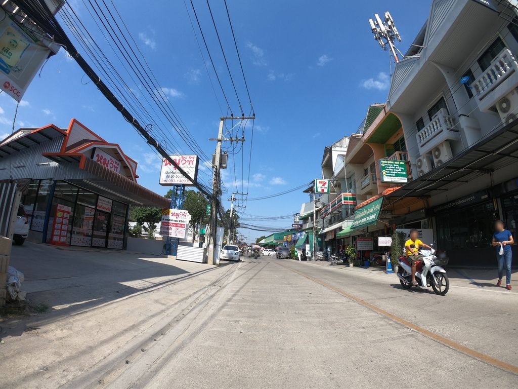 ภาพถนนตรงที่ Bluekoff Chiang Mai ตั้งอยู่ ถ่ายโดย chanuwath_grab พ.ศ. 2562 (2019) · A street-level view of where Bluekoff Chiang Mai stands, by chanuwath_grab in 2562 (2019)